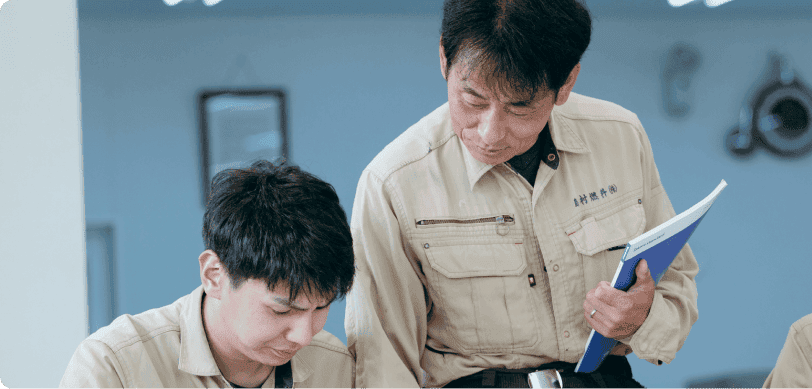 先輩スタッフと書類を確認する新入社員