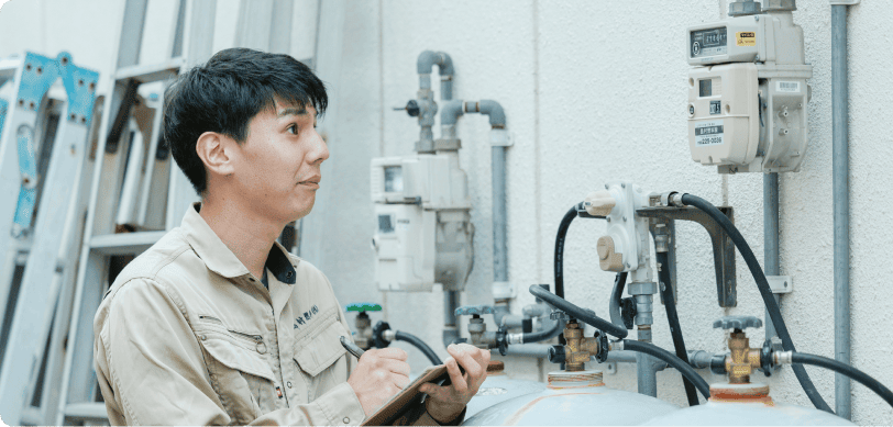 一人でガス設備の点検を行うスタッフ