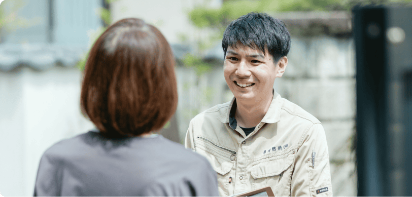 お客さまと笑顔で会話するスタッフ