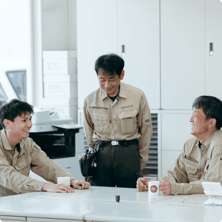 事務所で打ち合わせをするスタッフ