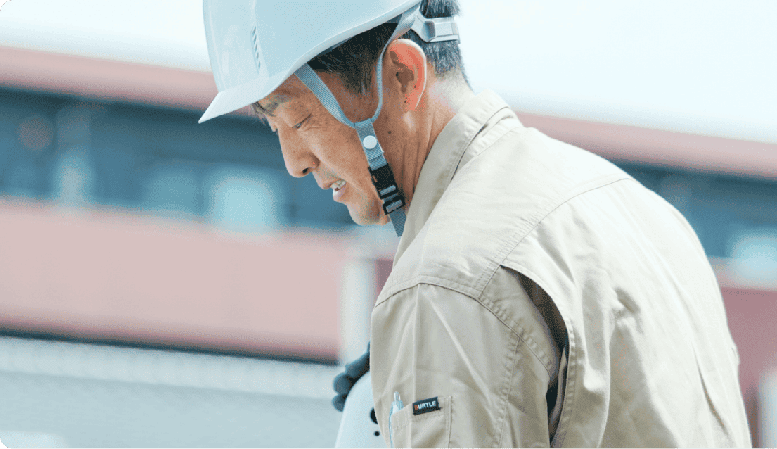 ヘルメット姿でガス設備に向かうHさん