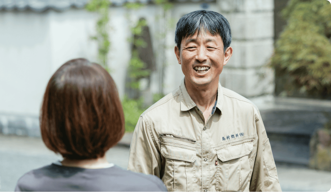 お客さまと笑顔で立ち話をするHさん