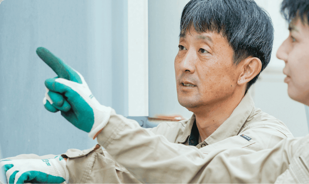 後輩に作業手順を指し示すHさん