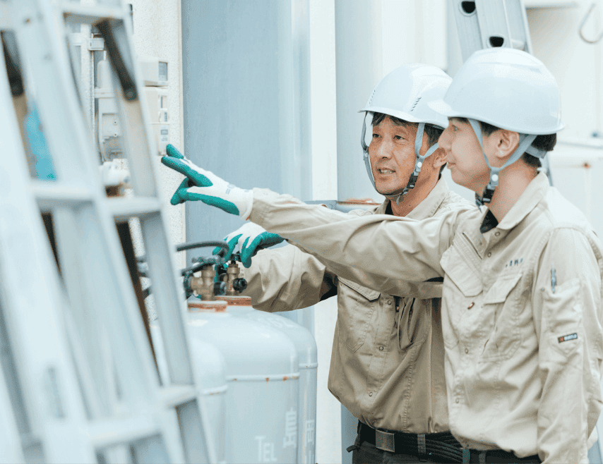 2人1組でガス配管の工事を行うスタッフ
