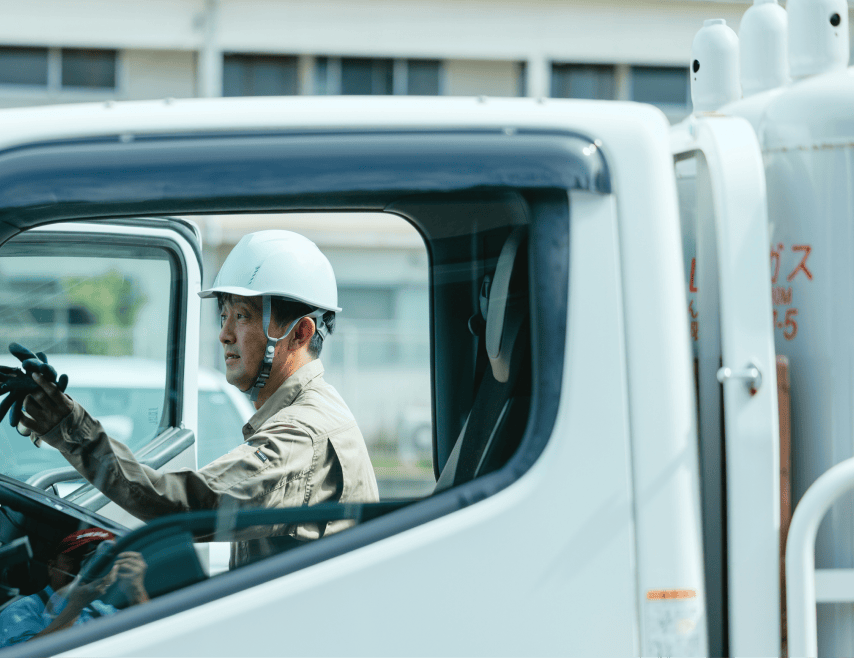 配送車の運転席に乗り込む配送スタッフ
