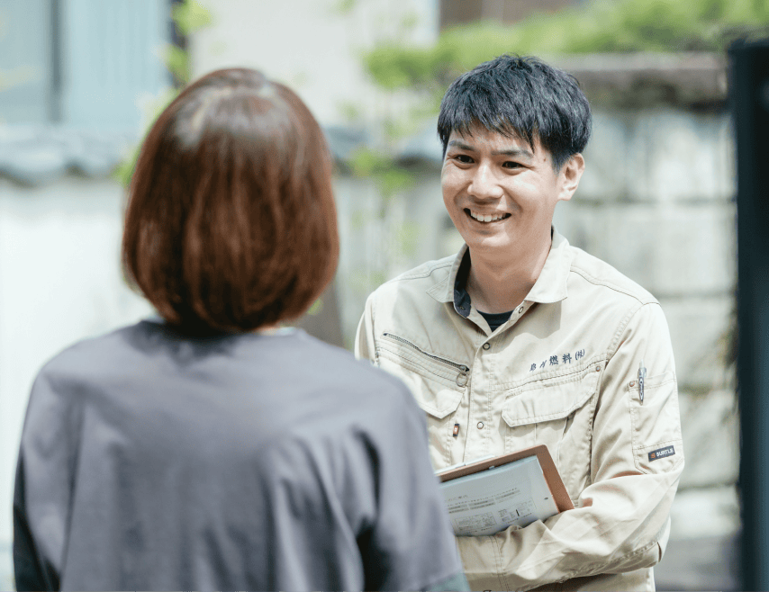 お客さまと笑顔で話す営業スタッフ