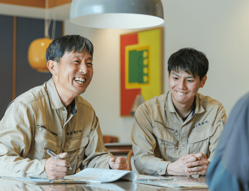 事務所でお客さまと商談する営業スタッフ