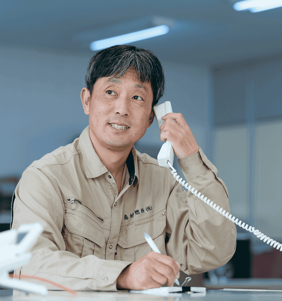 電話で問い合わせに対応するスタッフ