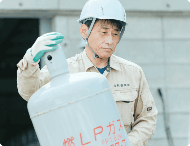 LPガスボンベを運ぶスタッフ