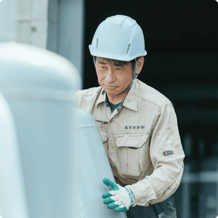 LPガスの貯槽を点検するスタッフ